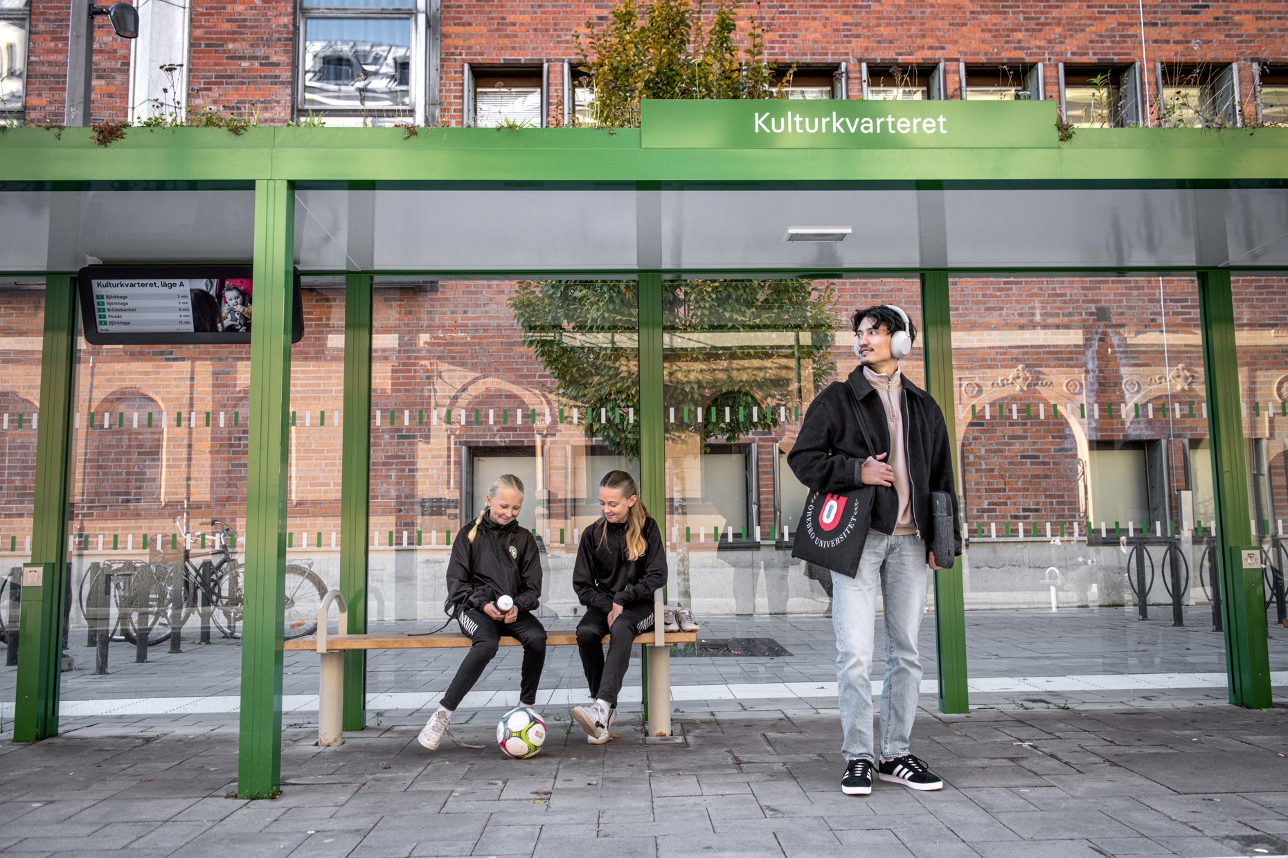 Resenär som väntar vid hållplats för Citylinjen